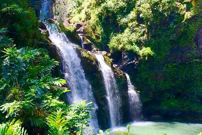 Una cascata che si getta in una pozza nella foresta pluviale
