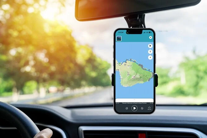 Ein Handy in einer Halterung am Armaturenbrett zeigt eine Karte
